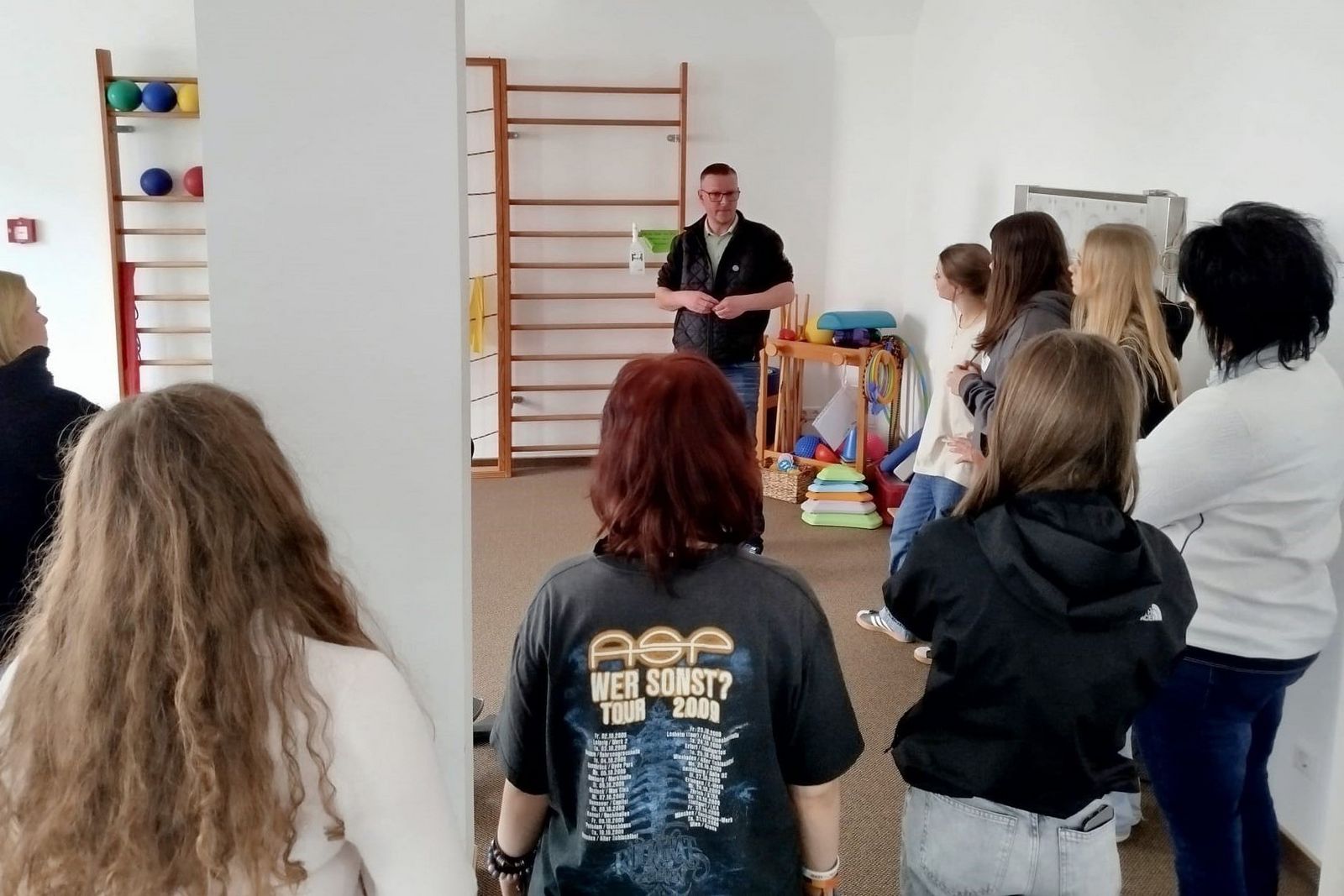 Im Sportraum einer Pflegeeinrichtung