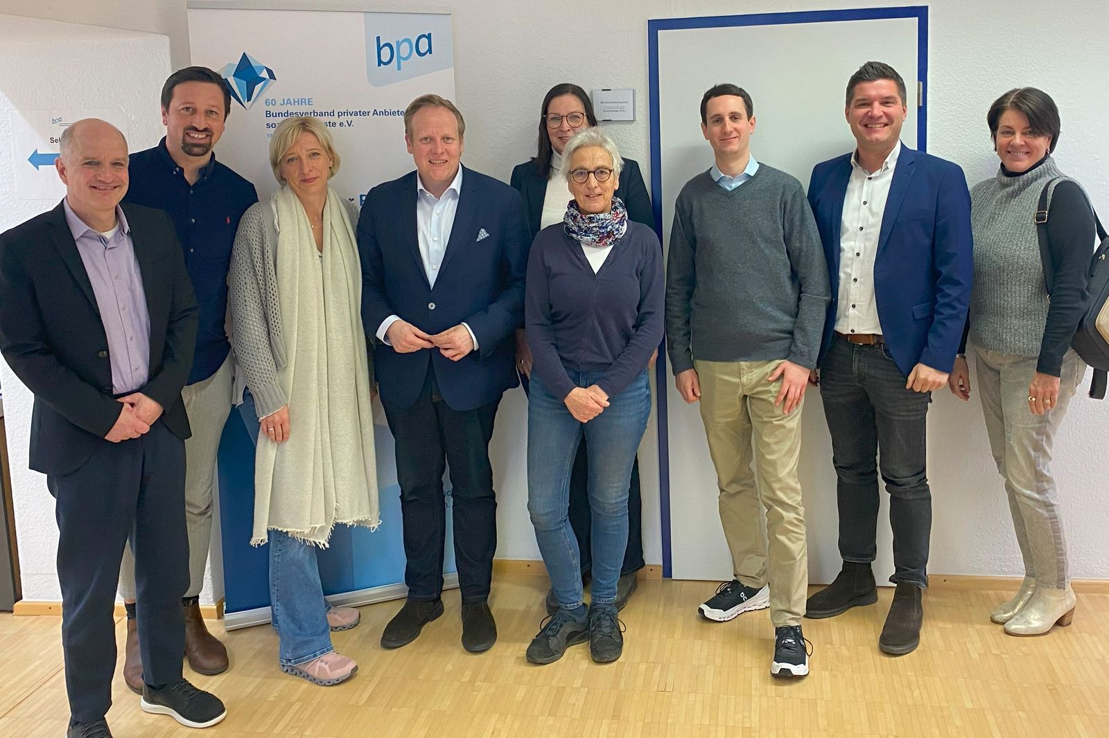 Gruppenfoto mit (von links): Carsten Adenäuer (bpa-Geschäftsstellenleiter), Tim Klöpper (Vorstandsmitglied bpa-Bremen), Ricarda Hasch (Vorsitzende bpa-Niedersachsen), Tilman Kuban (MdB CDU), Christiane Hüppe (Geschäftsführender Vorstand „wir pflegen e.V.“), Heide Grimmelmann-Heimburg (Abteilungsleitung Gesundheit und Pflege), Lars Wöhler (bpa-Vorstandsmitglied), Johannes Baur (Geschäftsführung Hahne-Holding) und Annette Rösch (Bettina Harms GmbH)