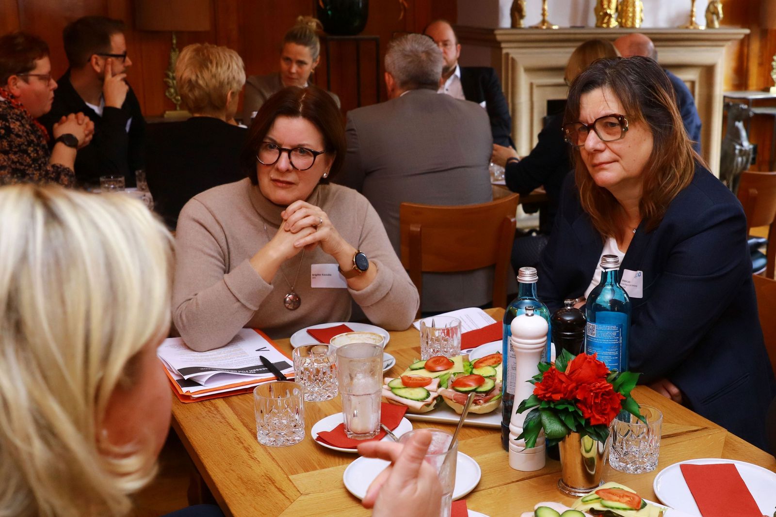 Brigitte Kaszuba (SPD) und Simone Leske, stellv. bpa-Landesvorsitzende, im Gespräch mit bpa-Mitgliedern