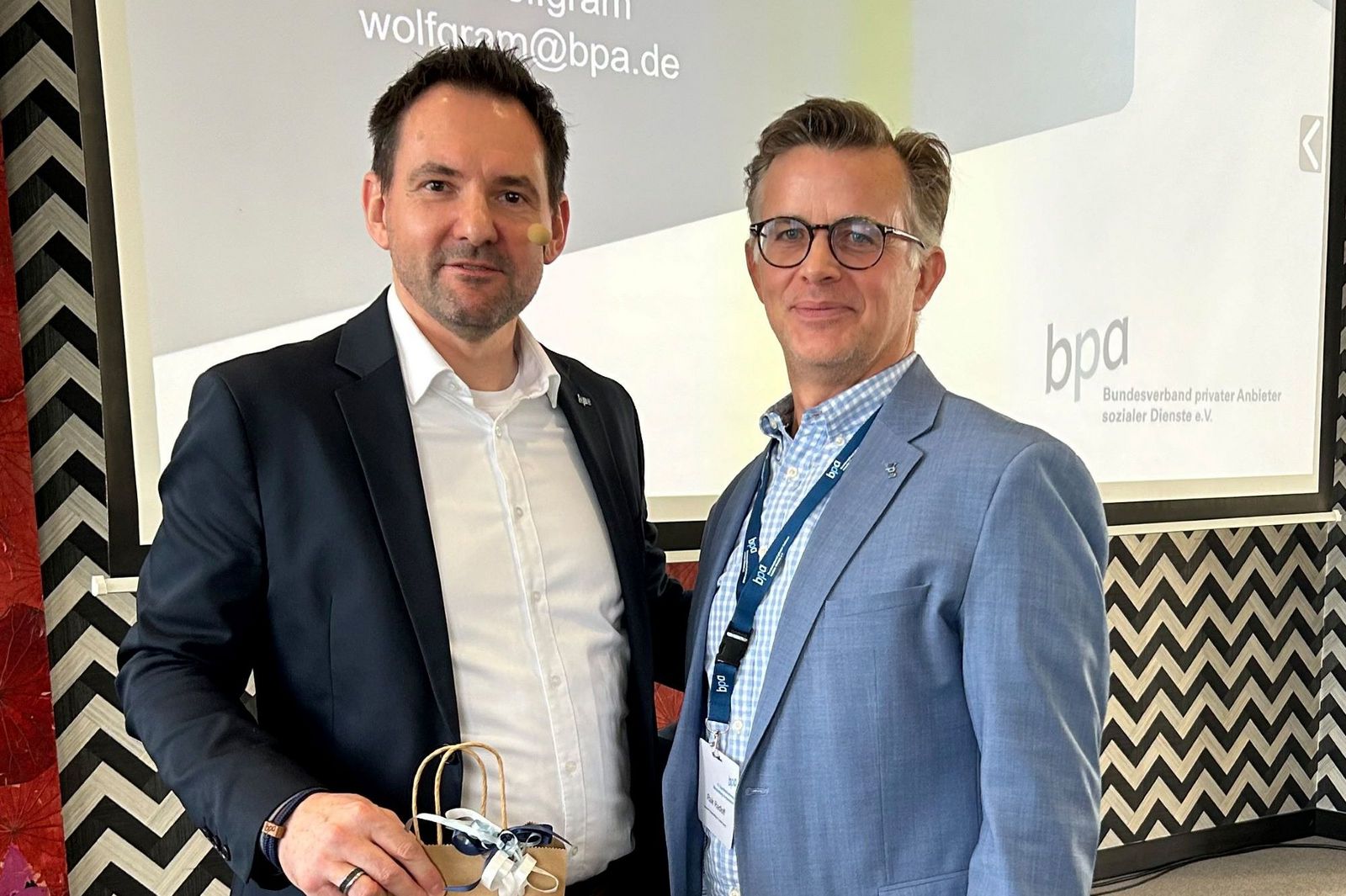 Nach seinem Bericht über Entwicklungen im ambulanten Bereich auf Bundesebene: Sven Wolfgram, bpa-Geschäftsführer und Geschäftsbereichsleiter ambulante Versorgung, mit Raik Radloff, dem stellv. Landesvorsitzenden
