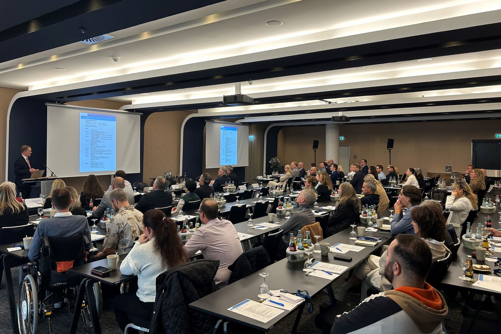 Begrüßung der Mitglieder zur Landesgruppenversammlung 2025: Marco Kellerhof (Amtsleiter des zuständigen Fachamtes der Sozialbehörde) richtet zum Start der Versammlung ein Grußwort an die Mitglieder