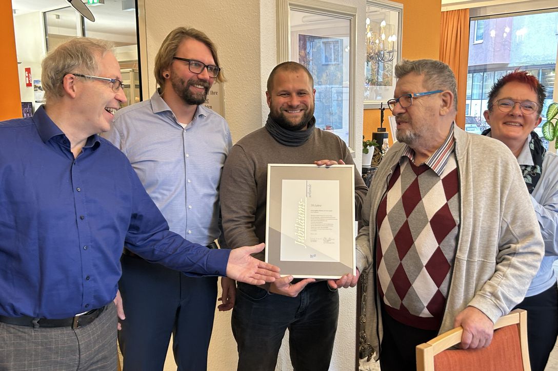 Feierliche Urkundenübergabe mit (von links) Geschäftsführer Reik Hoffmann, den bpa-Landesvorständen Andre Siebert und Cedric Macia, dem Gründer und Inhaber Martin Michael Birkholz und Einrichtungsleiterin Bettina Kuba