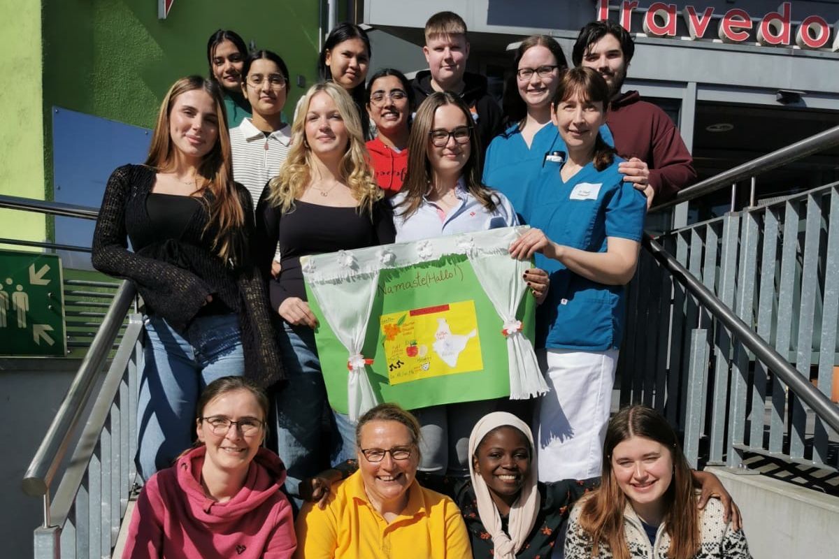 Die Alltagsbegleiter 2025 mit ihrer pädagogischen Betreuerin Steffi Schoop und Referentin Tanja Baier (unten links)