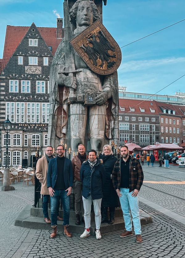 Unter der Rolandsstatue (von links): Der neue Vorstand: Ralf Holz, Michael Loga, Jürgen Weemeyer, Timm Klöpper, Julia Wintjen-Fiedler und Simon Fröhlich