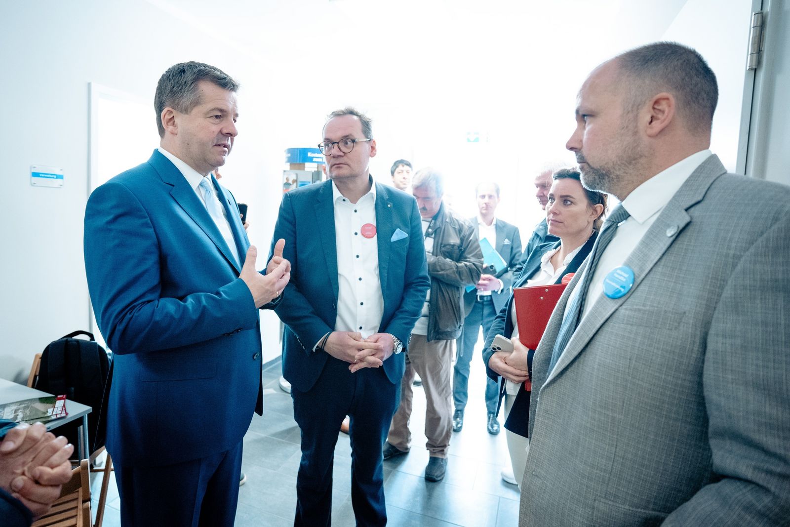 Von links: Sachsen-Anhalts Ministerpräsident Sven Schulze informierte sich beim Roland Pflegedienst in Stendal über zentrale Herausforderungen in der Pflege. Hier im Gespräch mit Inhaber Christoph Schäfer, Ulrike Schaefer sowie Geschäftsleiter Michael Handtke.