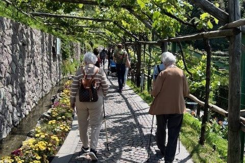 Wandern unterm Blätterdach in den Gärten von Schloss Trauttmansdorff, Meran