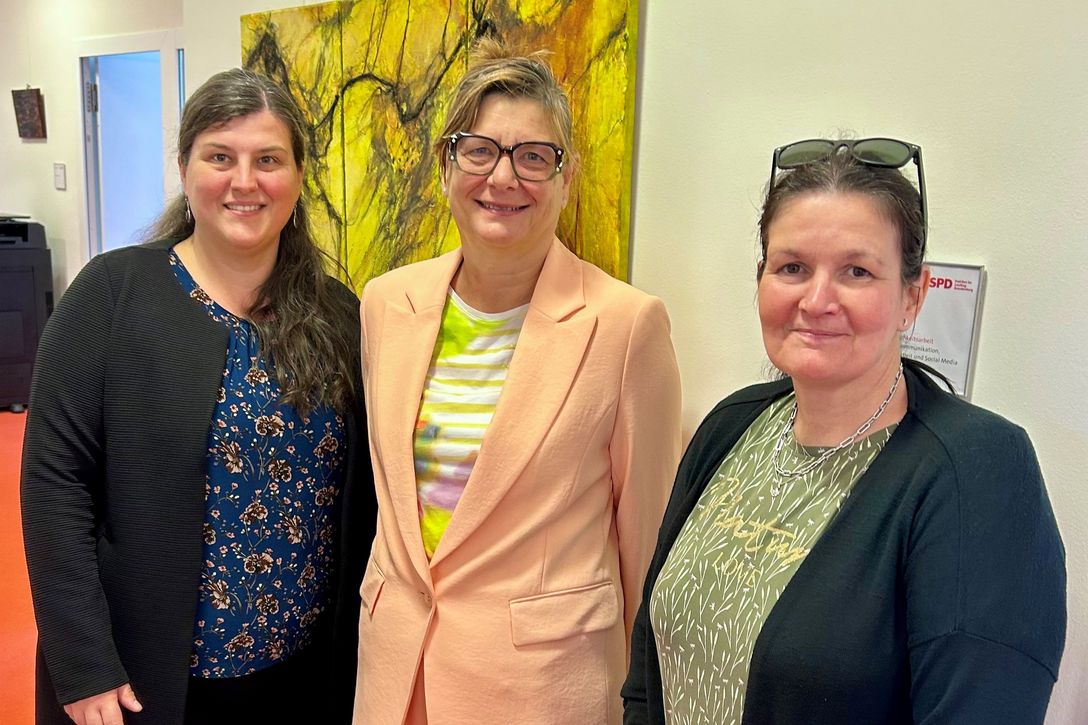 Von rechts: Sina Schönbrunn (Landtagsabgeordnete der SPD) mit Simone Leske (bpa-Landesvorsitzende in Brandenburg) und Sabrina Weiss (Leiterin der bpa-Landesgeschäftsstelle)