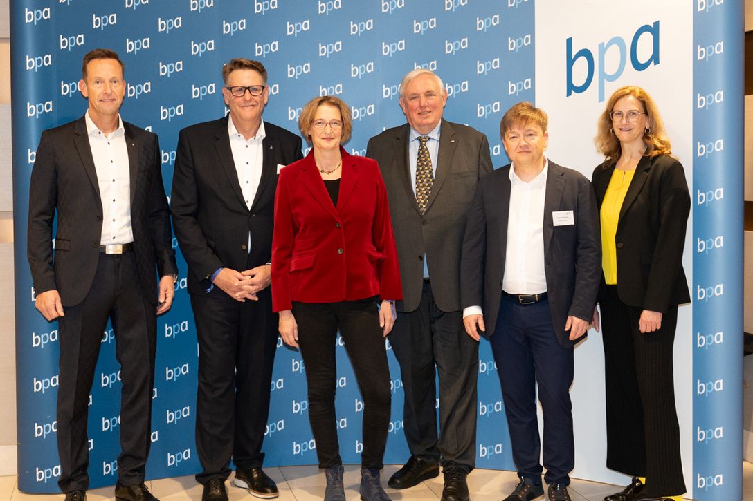 Gruppenbild mit Minister (von links): Thorsten Vlatten (Vorstand); Bernhard Rappenhöner (bpa-Landesvorsitzender), Barbara Prinz (stellv. bpa-Landesvorsitzende), NRW-Gesundheitsminister Karl-Josef Laumann, Daniel Wendorf (stellv. bpa-Landesvorsitzender) sowie Andrea Grote (Leiterin der bpa-Landesgeschäftsstelle NRW) 