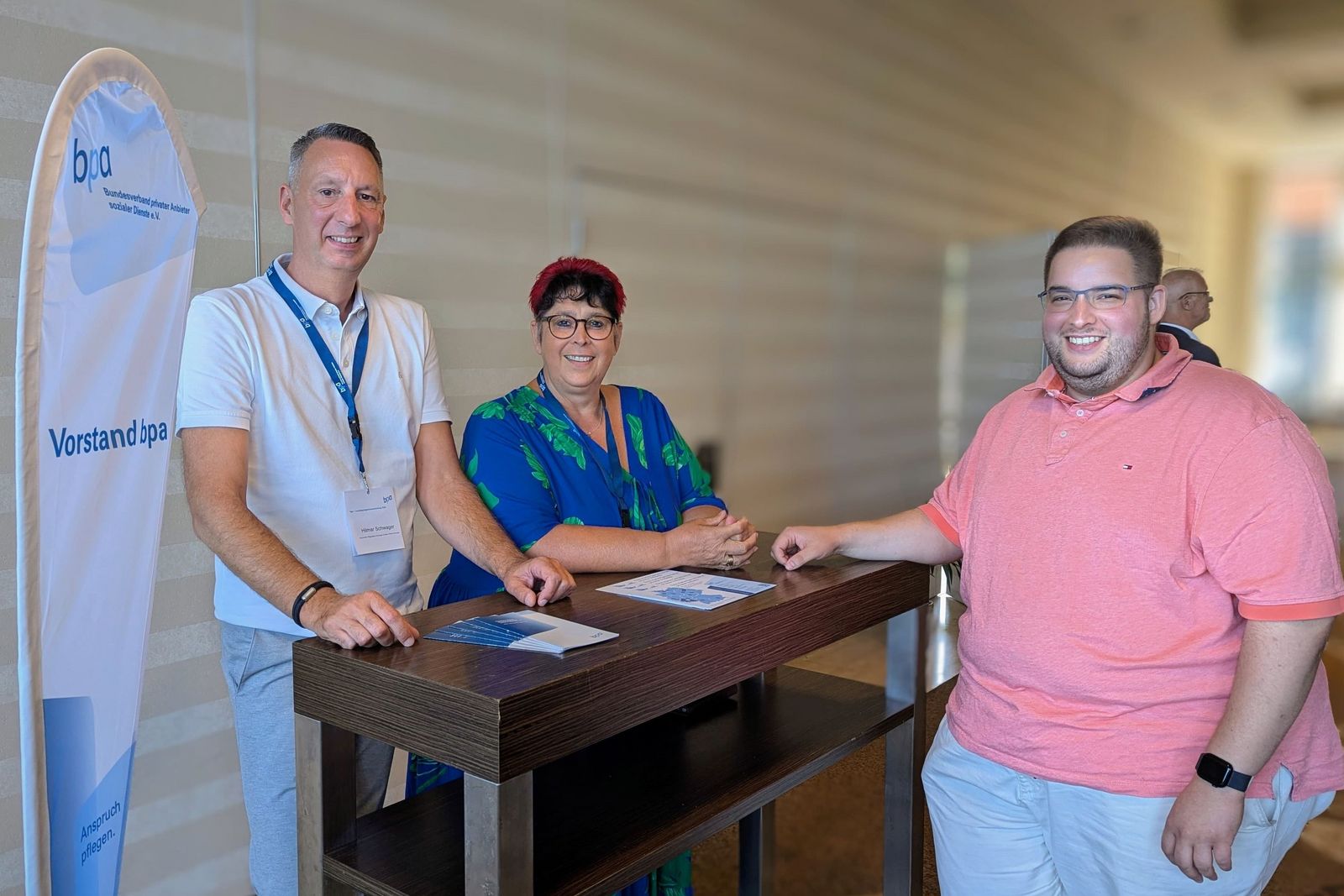 Hilmar Schwager und Michaela Domann (Vorstandsmitglieder) mit Marius Domann