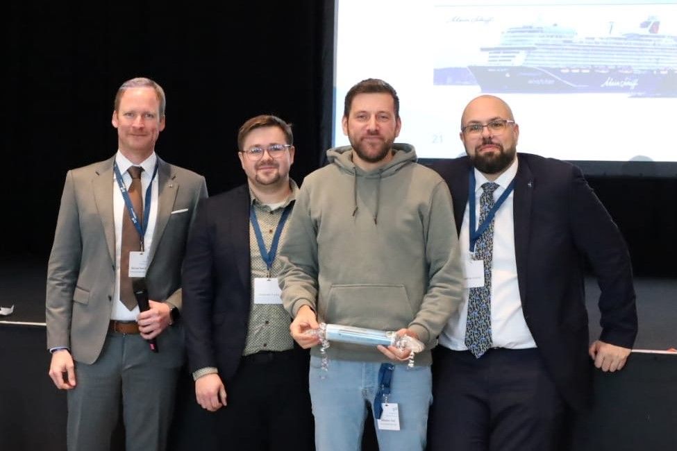 Von links: Michael Beermann, Alexander Funke, Landesreferent und „Glückbringer“ für den Gewinner der Schiffsreise Sebastian Grap sowie Landesgeschäftsstellenleiter Dietmar Schmidt