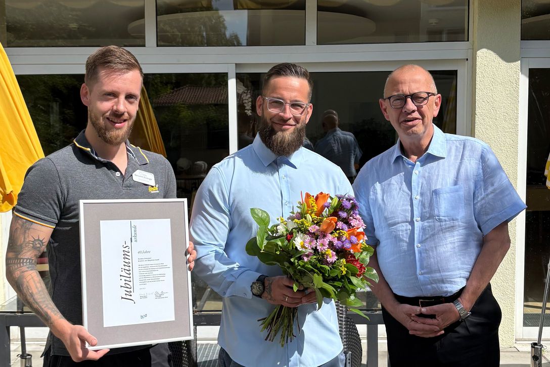 Von links: Benjamin Esslinger (Pflegedienstleiter), Michael Witt (Einrichtungsleiter) und Oliver Stemmann (bpa-Landesvorsitzender)