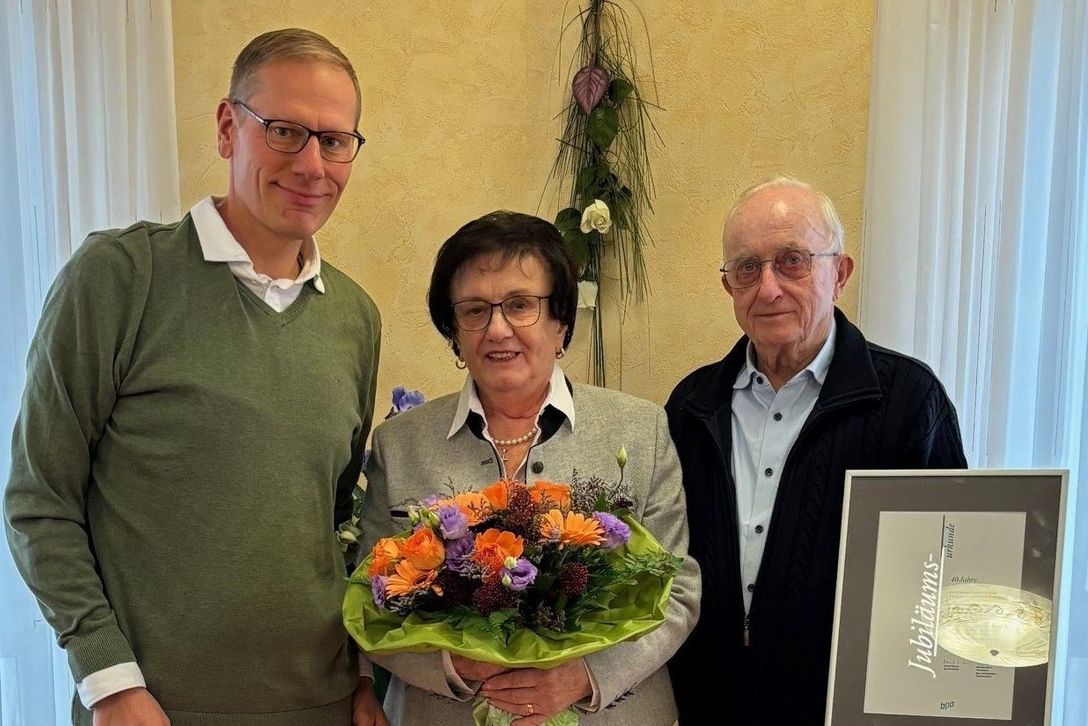 Seit 40 Jahren Mitglied im bpa: Christine Bode und Heinz-Günter Bode, Inhaber der Pflegeheime Bode, mit dem  bpa-Landesbeauftragten Nils Schwichtenberg-Zech (links). 