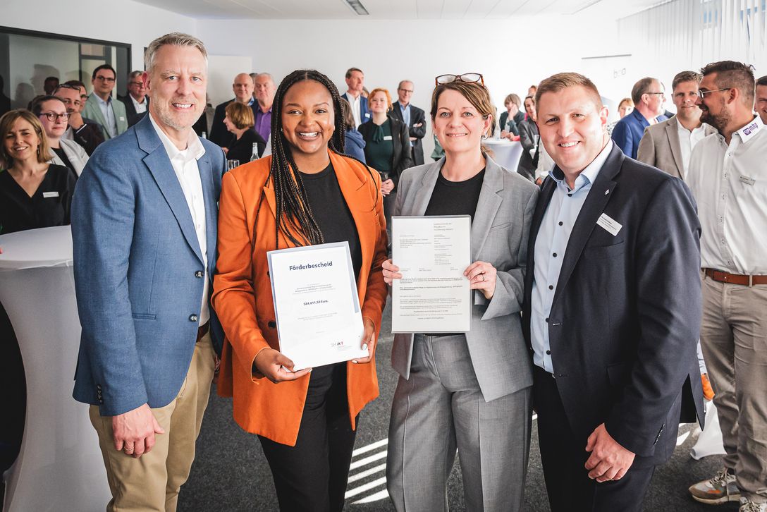 Feierliche Übergabe des Förderbescheids (von links): bpa-Landesvorsitzender Mathias Steinbuck, Ministerin Aminata Touré, Landesdirektorin AOK Nordwest Iris Kröner und Sprecher Forum Pflegegesellschaft e.V. Michael Saitner