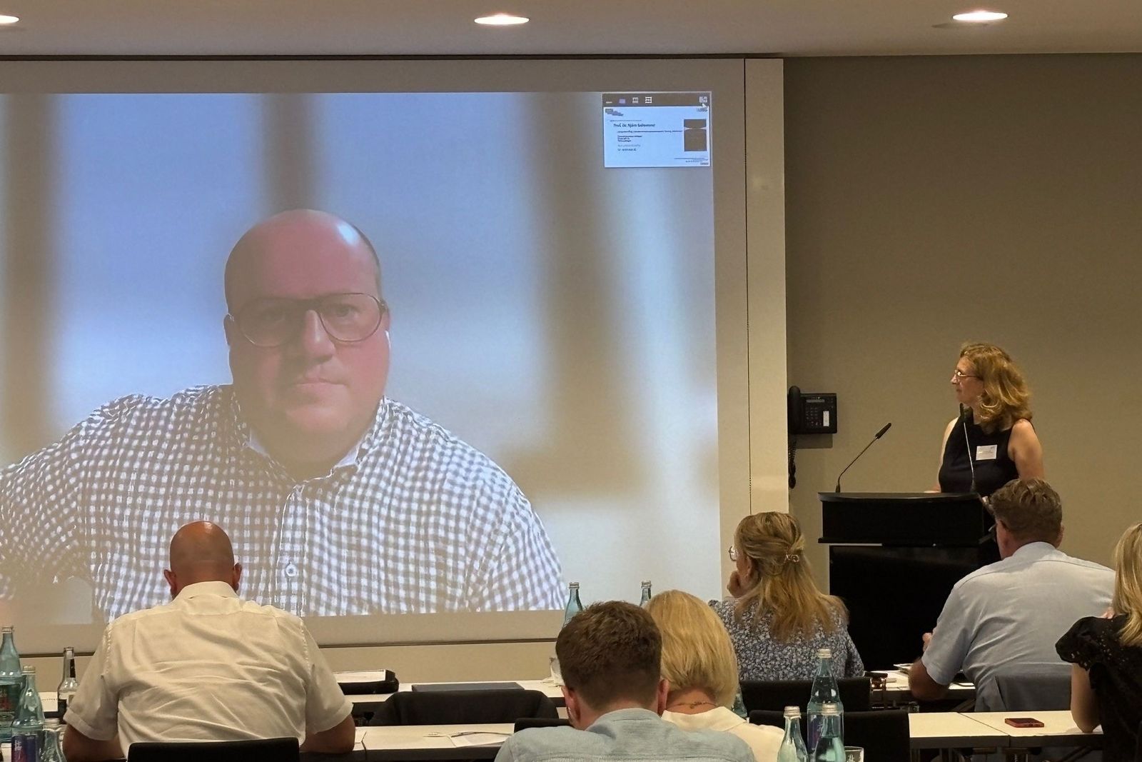 Online zugeschaltet: Prof. Dr. Björn Sellemann (HAWK Göttingen) eröffnete den Zukunftsblock, rechts: Andrea Grote, Leiterin bpa-Landesgeschäftsstelle NRW