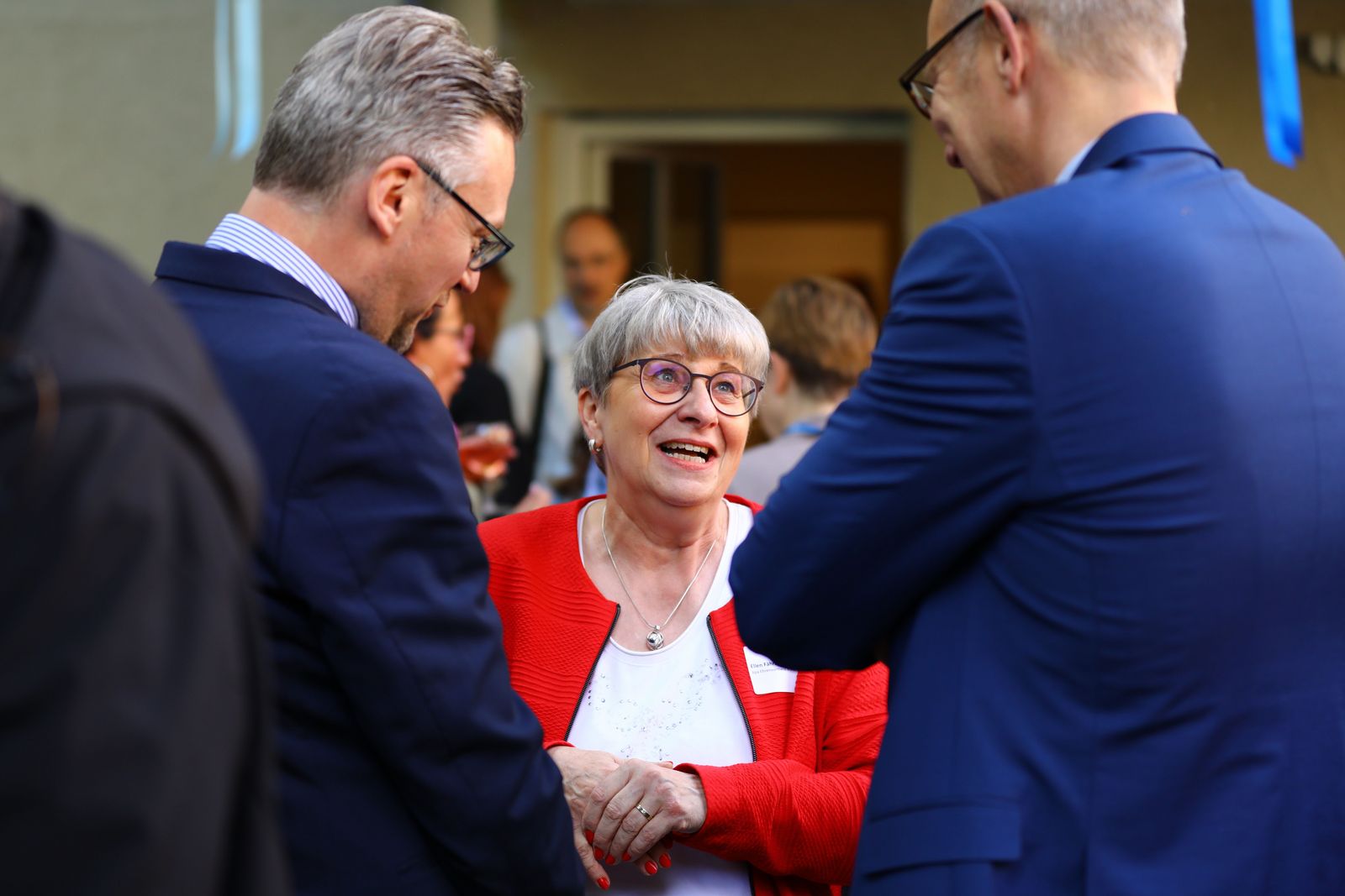 Ellen Fährmann, jetzt Abgeordnete der CDU im Landtag und Ehrenvorsitzende der bpa-Landesgruppe Brandenburg, im Gespräch mit Staatssekretär Patrick Wahl (links) und Rainer Liesegang (Leiter Abteilung 2 im MGS)
