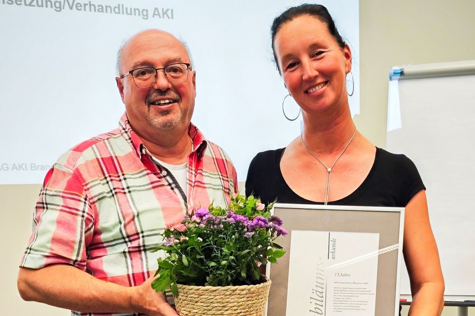 Nadine Lorenz (Pflegedienstleiterin bei KIPFL,  Kinder-Intensiv-Pflegedienst GmbH), nahm die  Glückwünsche des bpa von Uwe Mahrla (bpa-Landesreferent) entgegen.