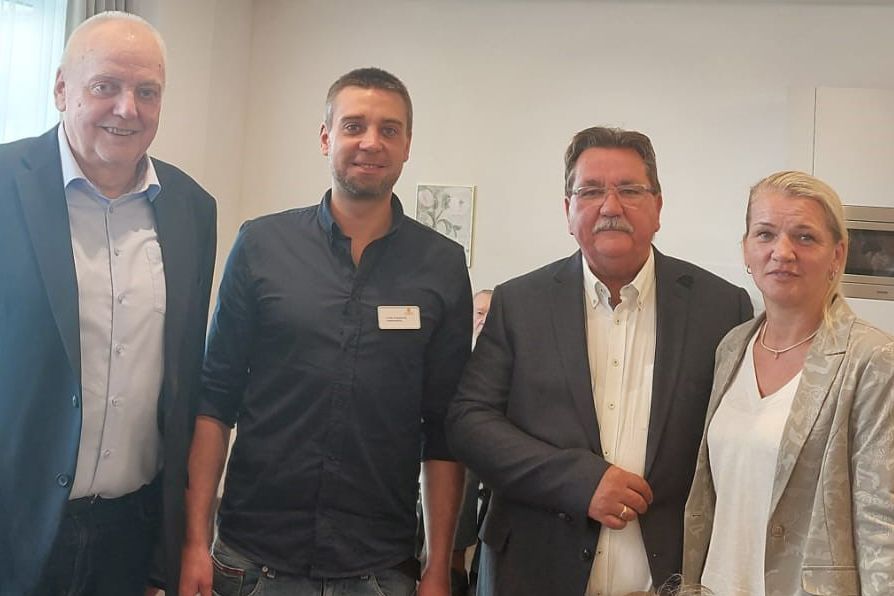 Von links: Hubert Knippschild (Inhaber und Leiter des „alten“ Burghofes), Philipp Knippschild (Leiter der CMS-Seniorenresidenz), Hans Peter Knips (langjähriger ehemaliger bpa-Landesbeauftragter) und Yvonne Mix (COO Alloheim Senioren-Residenzen)