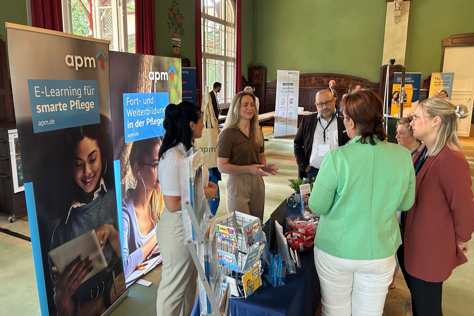 Infostand des bpa-Bildungspartners apm vor historischer Kulisse im Parkhotel Herrenkrug