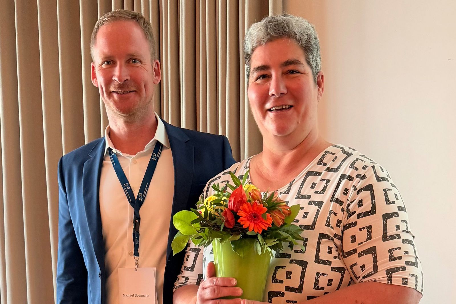 Michael Beermann verabschiedet Annette Kob aus dem Vorstand.