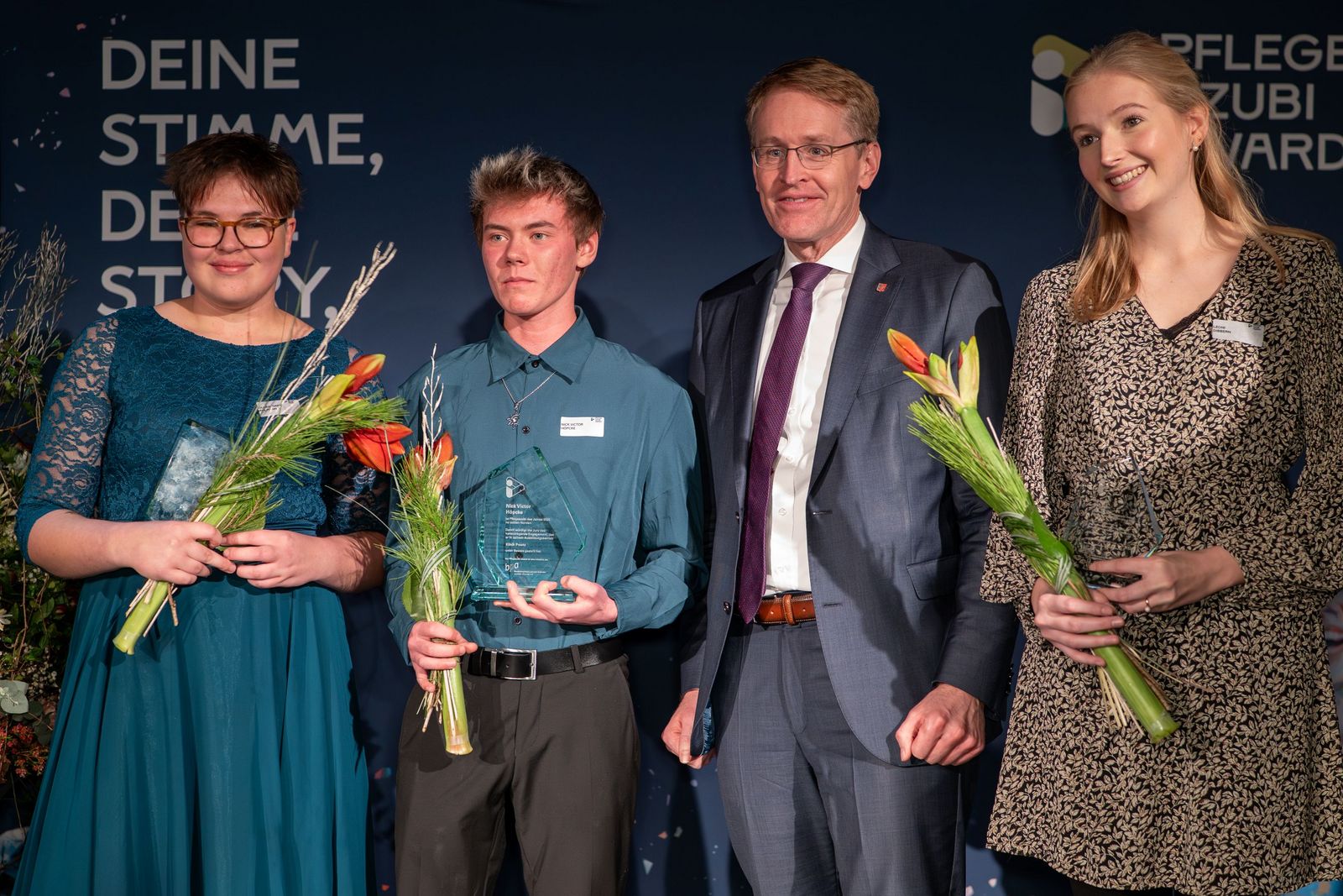 Ein Licht auf die hervorragende Arbeit in der Pflege werfen: Daniel Günther kürte die Gewinnerinnen und Gewinner des Pflegeazubi-Awards 2025. Auch 2026 übernimmt der Ministerpräsident die Schirmherrschaft für den Award in Schleswig-Holstein.