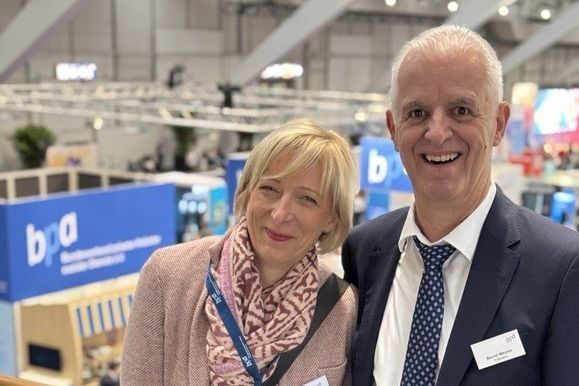 Herzlichen Glückwunsch zu 30 Jahren im bpa! Ricarda Hasch und bpa-Präsident Bernd Meurer