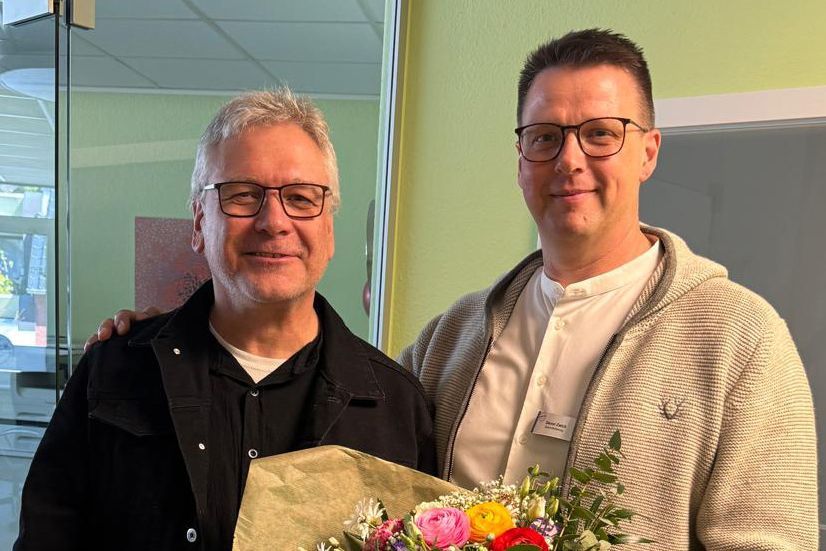 Mitinhaber Daniel Zwick (links) und Jörg Kornatz (Vorstand bpa SH), der die Glückwünsche des bpa-Landesgruppenvorstands überbrachte