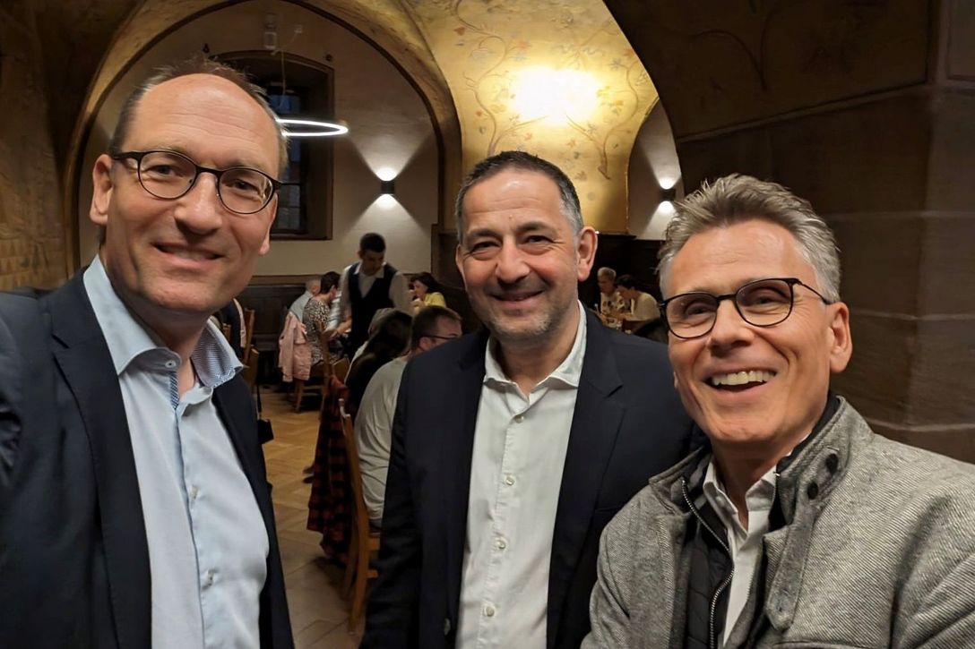 Von links: Bernhardt Seidenath (MdL CSU), Vorsitzender des Ausschusses für Gesundheit, Pflege und Prävention im Bayerischen Landtag, mit Kai A. Kasri, bpa-Landesvorsitzender und bpa-Präsidiumsmitglied sowie Joachim Görtz, Leiter der bpa-Landesgeschäftsstelle Bayern