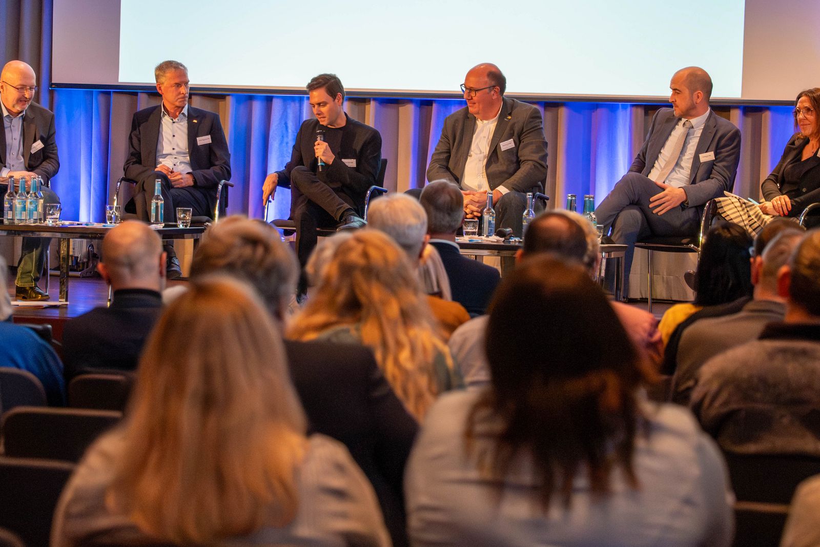 Auf dem Podium (von rechts): Nicole Schliz (bpa-Landesvorsitzende), Tim Bückner (MdL, pflegepolitischer Sprecher der CDU-Fraktion), Norbert Knopf (MdL, gesundheitswirtschaftlicher Sprecher der Grünen), Florian Wahl (MdL, pflegepolitischer Sprecher der CDU-Fraktion), Jochen Haußmann (pflegepolitischer Sprecher der FDP-Fraktion), Christian Gottschalk (Stuttgarter Zeitung, Stuttgarter Nachrichten, Redaktion Politik)