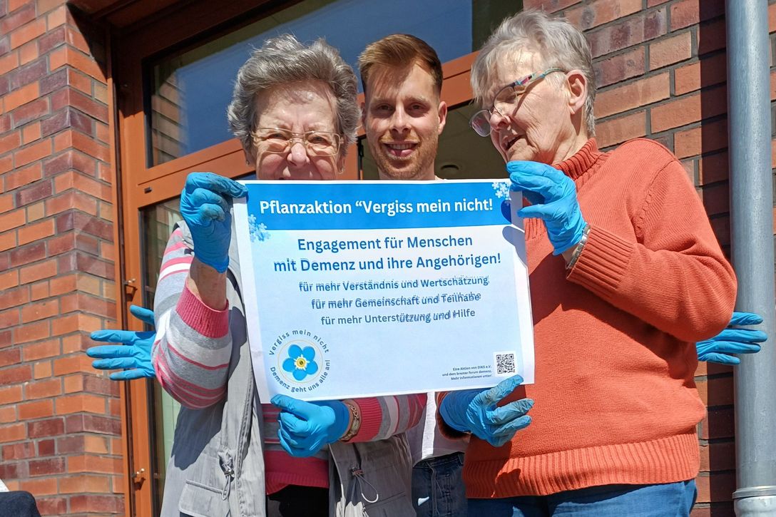 bpa-Mitglied vacances war mit zwei Tagespflegen dabei (von links): Marlene Koch, Pflegekraft Timo Schoenian und Marita Vendt vor der Tagespflege in der Überseestadt