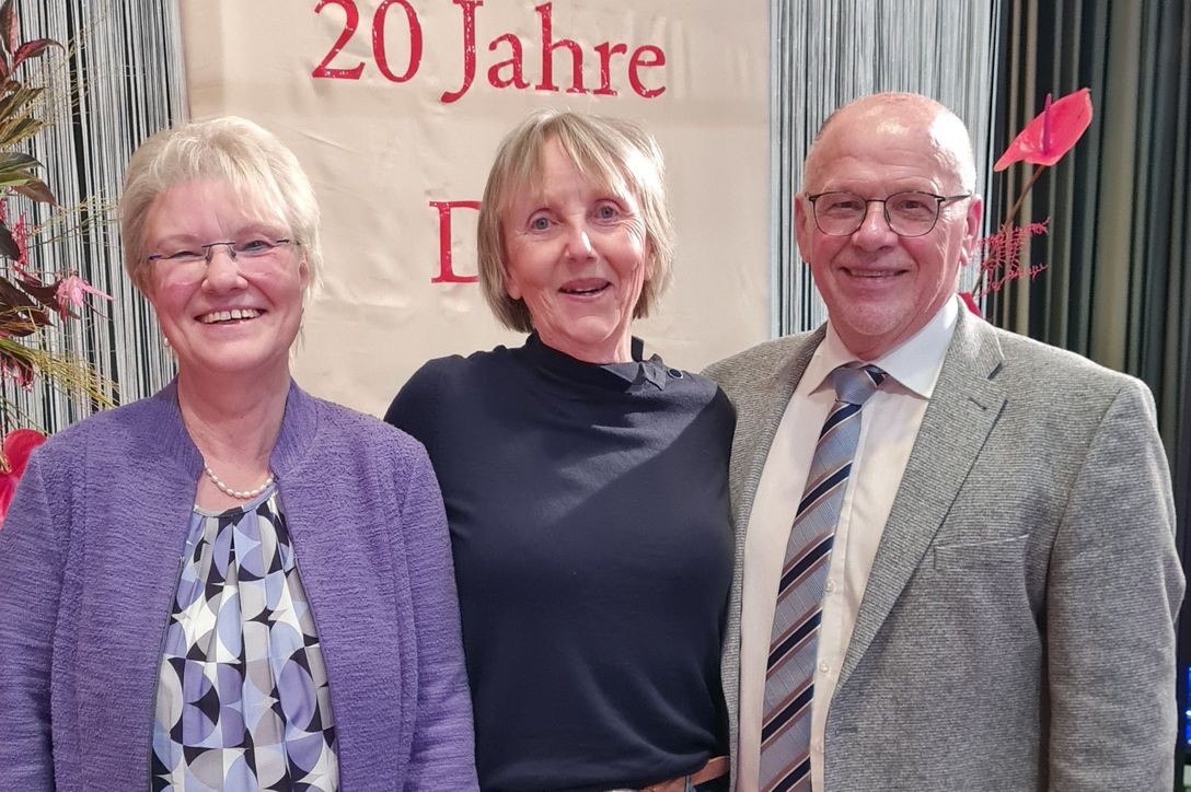 Grund zum Feiern (von links): Helmtraut Schönwitz, die Konstanzer Kabarettistin Marianne Schätzle und Peter Dietz