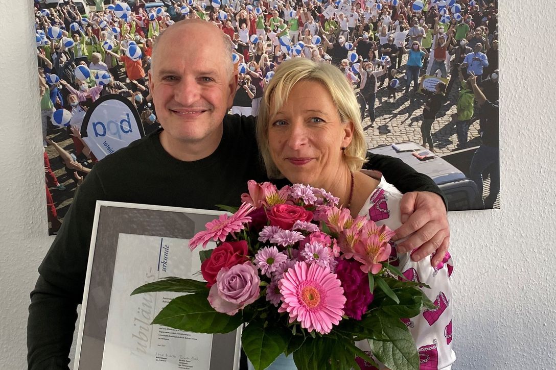 Niedersachsens Landesgeschäftsstellenleiter Carsten Adenäuer gratulierte der bpa-Landesvorsitzenden Ricarda Hasch zum 30-jährigen Mitgliedschaftsjubiläum ihres familiengeführten Seniorenpflegeheims.
