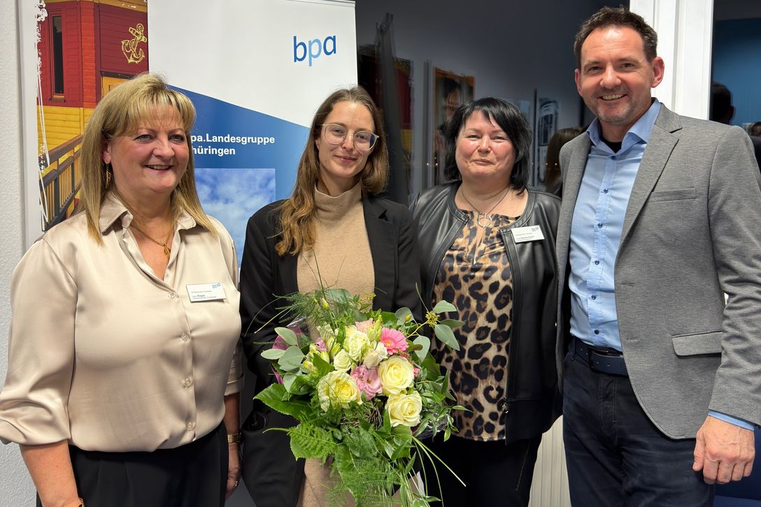 Blumen für die Staatssekretärin (von links): Astrid Regel (stellv. bpa-Landesvorsitzende), Tina Rudolph (Staatssekretärin Thüringer Ministerium für Soziales, Gesundheit, Arbeit und Familie) mit Margit Benkenstein (bpa-Landesvorsitzende) und Sven Wolfgram (bpa-Geschäftsführer und Leiter Geschäftsbereich ambulante Versorgung)