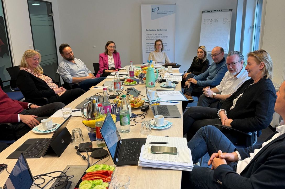 Verbandsdirektorin Christin Wölk (KSV S; pinkfarbene Jacke) bei der Vorstandssitzung des bpa Sachsen mit (von rechts): Frank Zwinscher, Jacqueline Kallé, Igor Ratzenberger, Olaf Schwabe, Judith Richter, Constanze Westphal, Christin Wölk, Marco Pätzold, Angelika Benkenstein, Arne Löffler und Stefan Vogler (nicht im Bild)