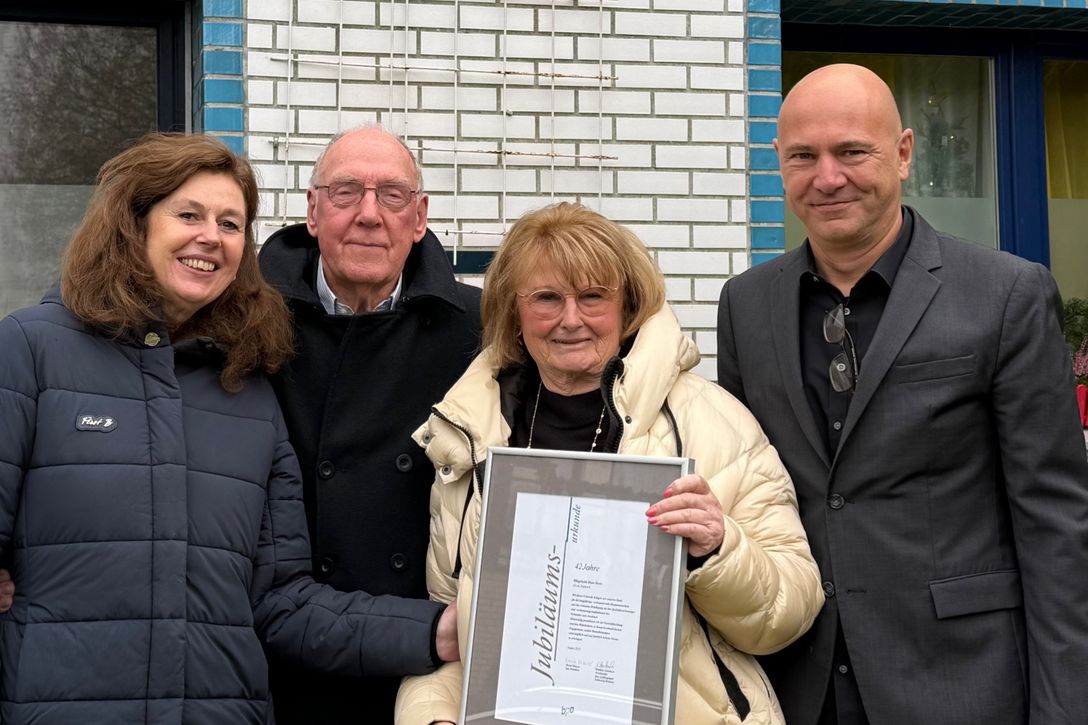 Doris Dalesch, langjährige Inhaberin von Haus Doris, zeigt stolz ihre Urkunde. Mit ihr freuen sich der Leiter der bpa-Landesgeschäftsstelle Kay Oldörp (rechts) sowie (von links) Inhaberin Christina Rickert (Geschäftsführerin und PDL Haus Doris) und Alfred Popall, ehemaliger bpa-Geschäftsstellenleiter in Kiel. 