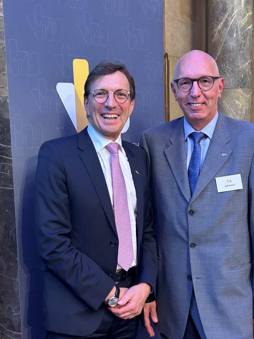 vhu-Präsident Wolf Matthias Mang und das neugewählte Präsidiumsmitglied Ralf Geisel