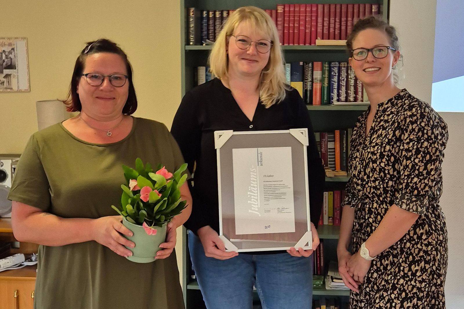 Annemarie John (Pflegedienstleitung PTS-Pflegeteam Schorfheide) und Stefanie Zschiesche (Pflegedienstleitung Tagespflege „Flößerstube“) mit Sarah Kolbe (bpa-Landesreferentin), die Glückwünsche im Namen der bpa-Landesgeschäftsstelle übermittelte.