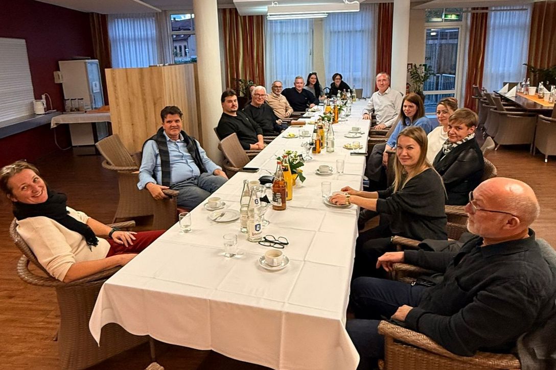 Gastgeberin Vera Liss (1. von links), Heimleiterin des Salier-Stifts in Speyer, mit den Mitgliedern und Vorstandsmitgliedern Benjamin Wegner und Hilmar Schwager. 