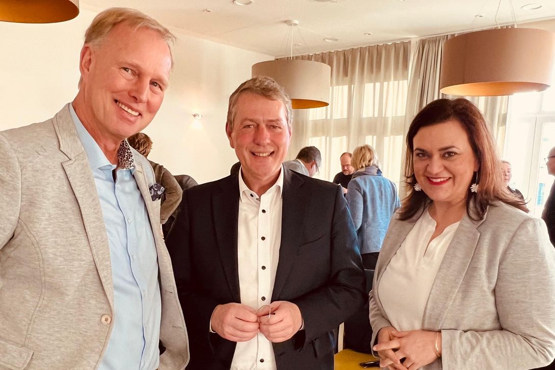 Von links: Frank Wagner (stellv. Vorsitzender bpa-Landesgruppe Hamburg), Dietrich Wersich (Senator a. D., CDU) und Franziska Hoppermann (MdB CDU) in der bpa-Mitgliedseinrichtung „Fahrenkroen“ in Hamburg-Wandsbek