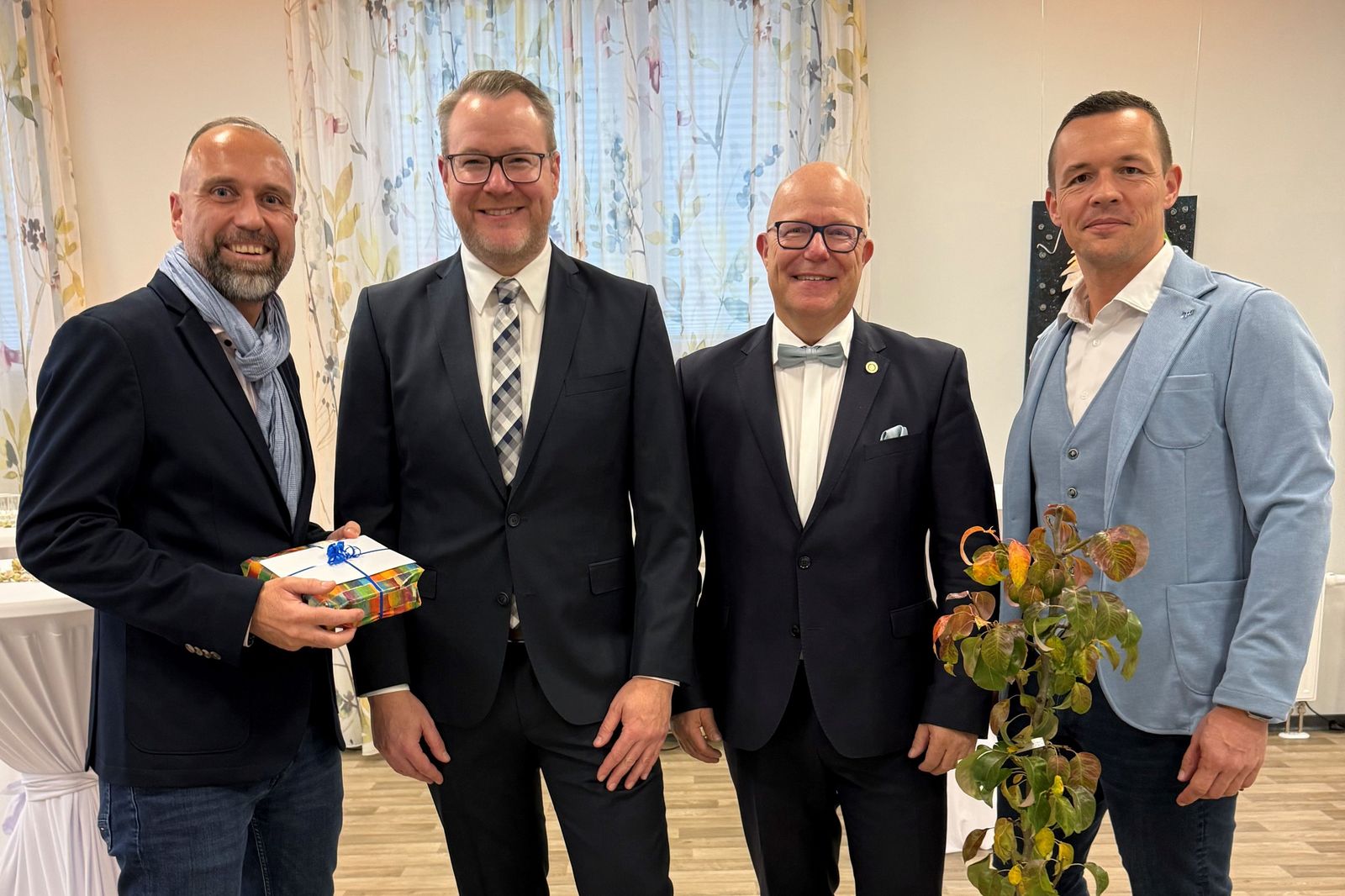 Der stellv. bpa-Landesvorsitzende Frank  Zwinscher (rechts) und bpa-Vorstand Stefan  Vogler (links) überbrachten die besten Glückwünsche der bpa-Landesgruppe Sachsen an Sebastian Thieswald (2. von rechts, Geschäftsführender Gesellschafter ASPIDA) und Christophe Holzapfel (2. von links, Campusleiter ASPIDA-Pflegecampus Plauen) 