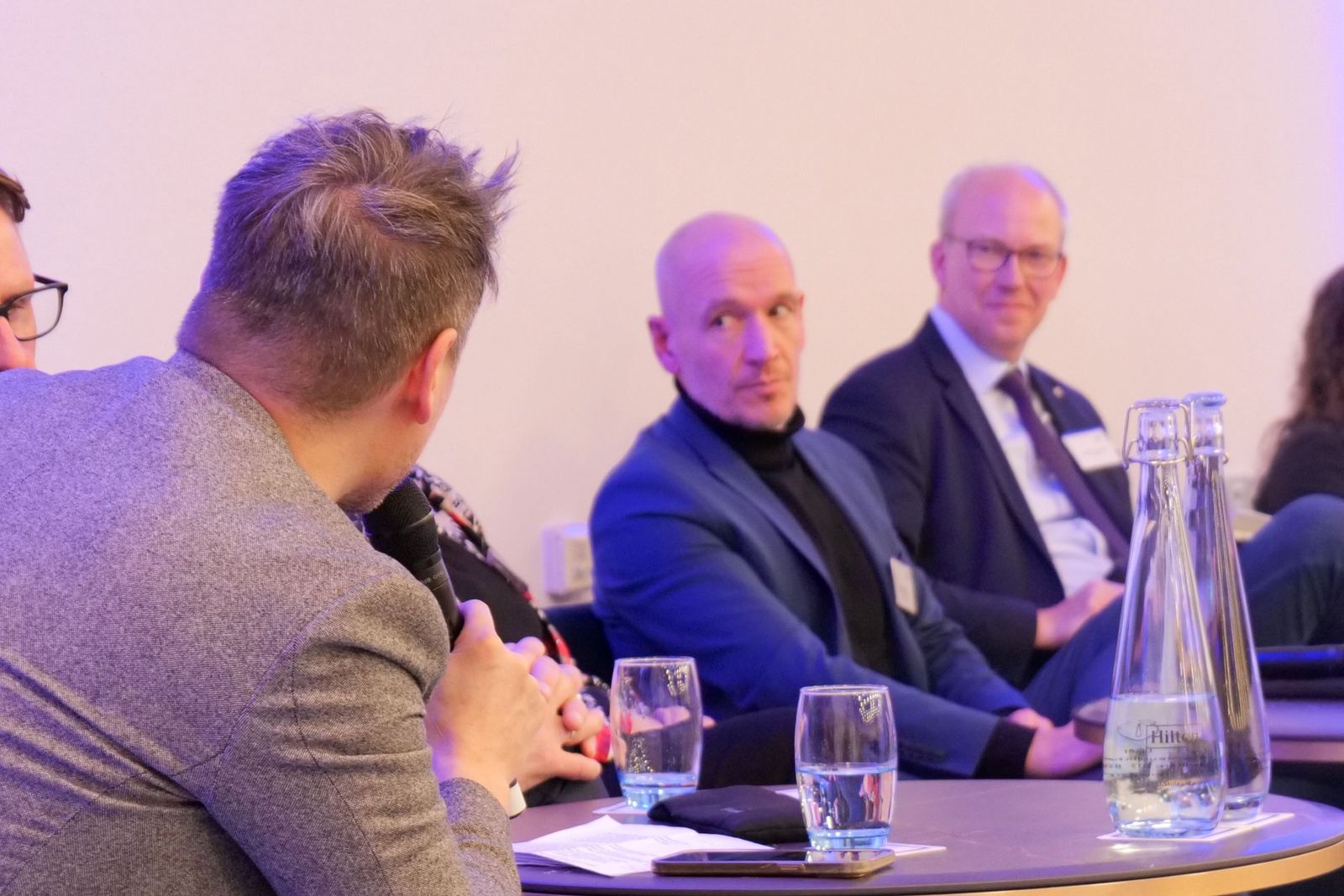 Podiumsdiskussion mit (von links): Moderator Martin von Berswordt-Wallrabe, Bernhard Rappenhöner (verdeckt),  Prof. Notburga Ott (verdeckt), Maik Vonau (AOK NordWest), Daniel Hagemeier (MdB CDU)