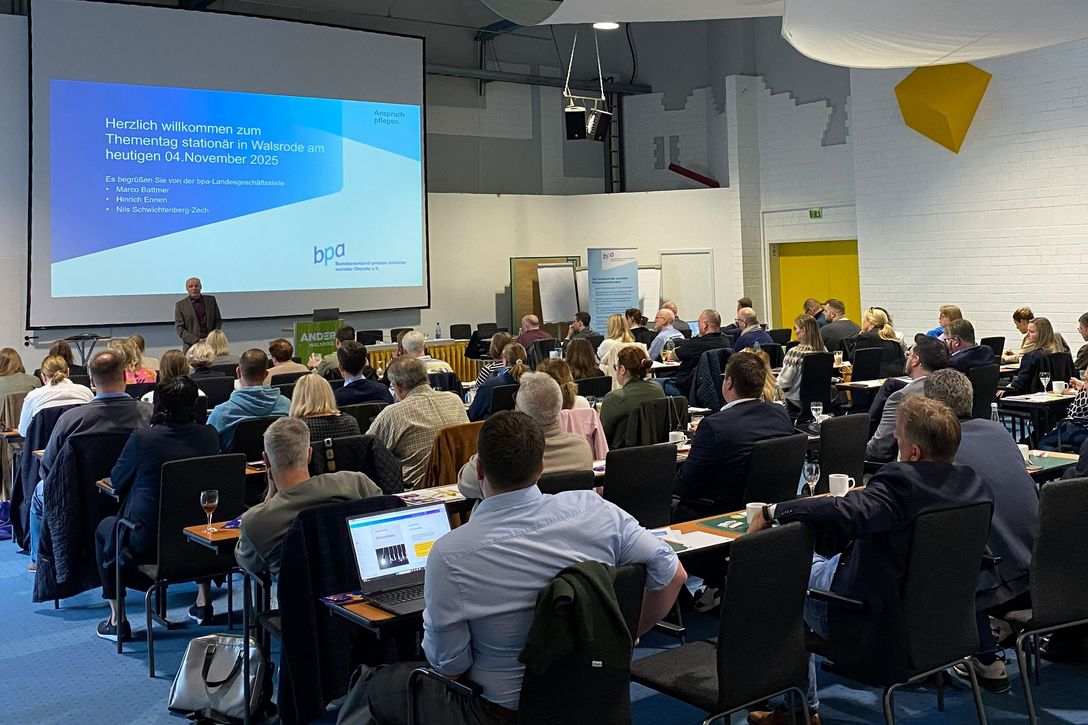 bpa-Landesberater Hinrich Ennen begrüßt die Teilnehmerinnen und Teilnehmer. 