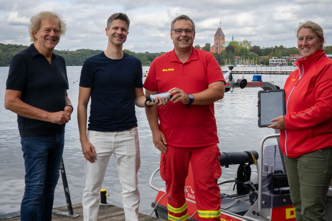 Freude über die neue Wärmebildkamera – ermöglicht durch die Spende des  Pflegedienstes (von links): Detlef R. Pohl (Inhaber HorizontCare), Timon Kronenberg (Geschäftsleiter HorizontCare), Malte Allrich (Technischer Leiter DLRG Ratzeburg) und Daniela Heitmann (1. Vorsitzende DLRG Ratzeburg)