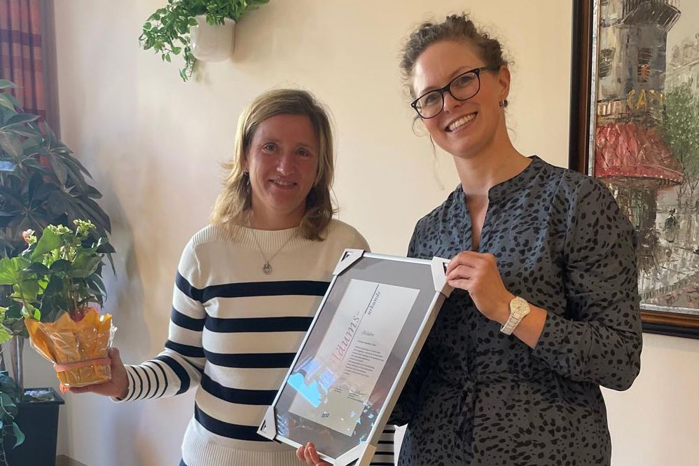 Jaqueline Schlegel (Geschäftsführerin und Pflegedienstleitung, Pflegedienst Schwester  Jaqueline & Team) nahm die Glückwünsche von  Sarah Kolbe (bpa-Landesreferentin) entgegen.