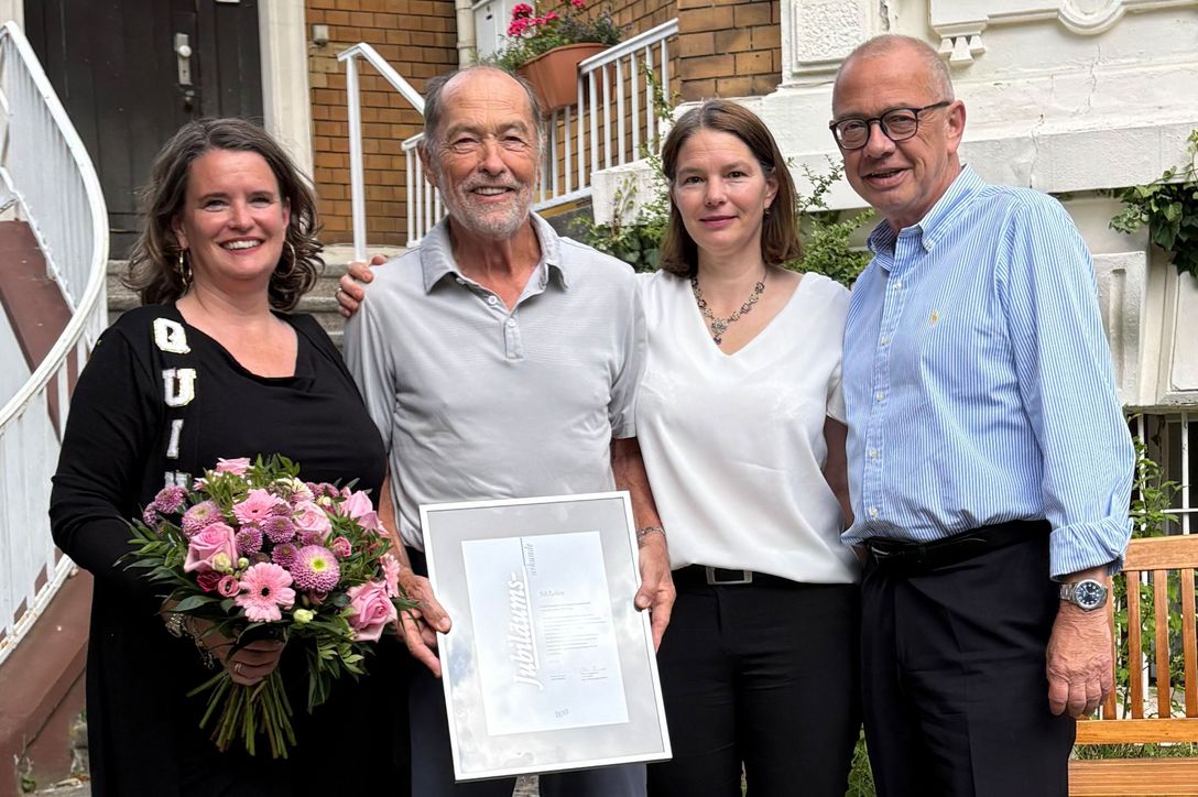 50 Jahre Treue zum bpa (von links): Katja Wienicke, Wulf Hintze, Claudia Schönfuß und Oliver Stemmann (bpa-Landesvorsitzender), der die Urkunde überreichte.