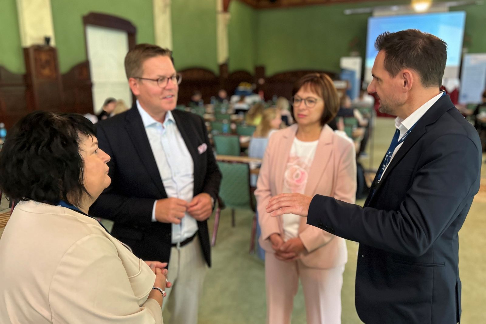 Gespräch mit der Bundespolitik: Der Bundestagsabgeordnete Tino Sorge (MdB CDU, Parlamentarischer Staatssekretär im Bundesministerium für Gesundheit) stellte sich den Fragen von Sven Wolfgram (bpa-Geschäftsführer und Geschäftsbereichsleiter ambulante Versorgung), Margit Benkenstein (bpa-Vizepräsidentin) und Sabine Kösling  (bpa-Landesvorsitzende).