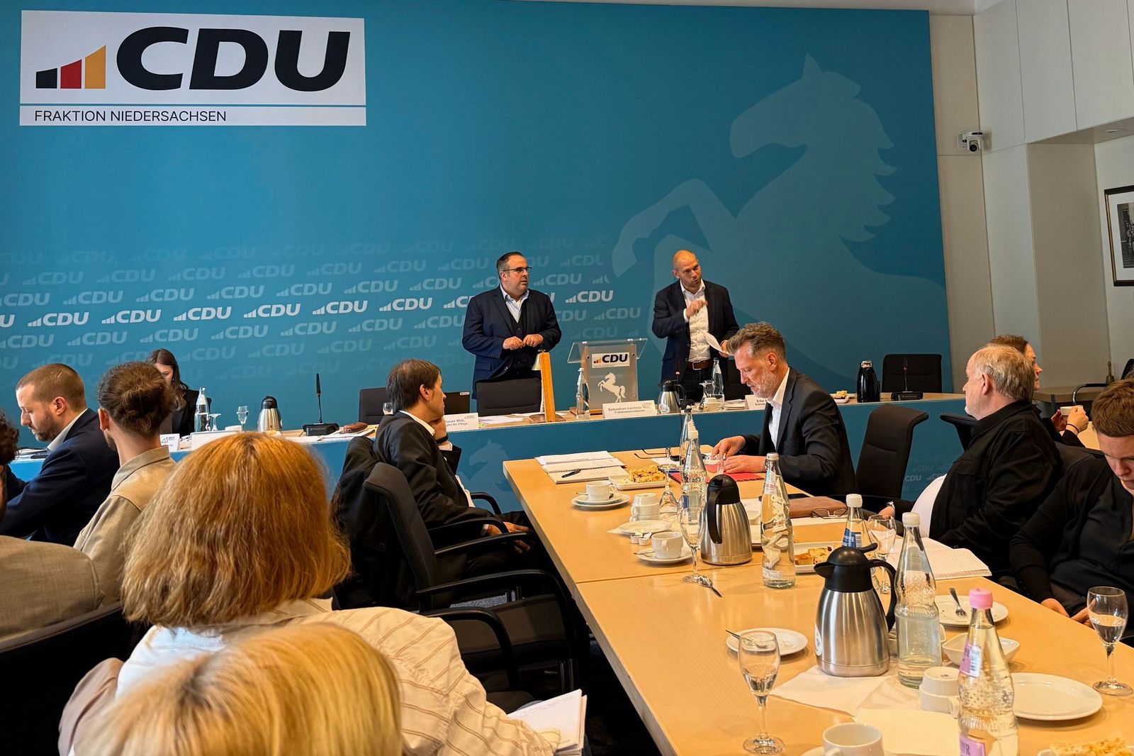 Auf dem Podium: Eike Holsten (rechts), sozialpolitischer Sprecher der CDU-Landtagsfraktion, und Jan Bauer (links), Beauftragter für Pflege (CDU)