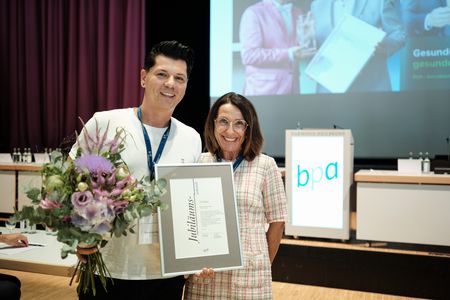 Jubiläumsurkunde für 25 Jahre Mitgliedschaft im bpa: Panajotis Neuert (Geschäftsführer der Pflege im Quadrat GmbH) mit Nicole Schliz