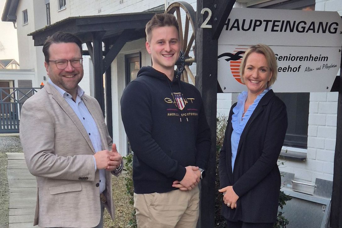 Vor dem Senirenheim Seehof: Einrichtungsleiter und Geschäftsführer Fynn-Ole Kühl (Mitte) mit dem bpa-Landesbeauftragten Lars Tosch und der bpa-Landesreferentin Yvonne Martini