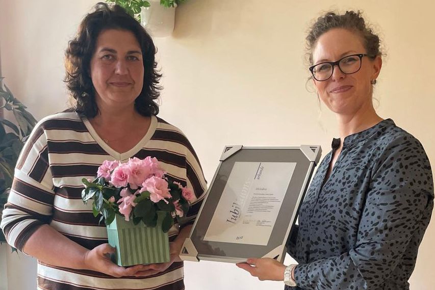 Berit Lobinsky (Geschäftsführerin Hauskrankenpflege Putlitz) mit Sarah Kolbe.