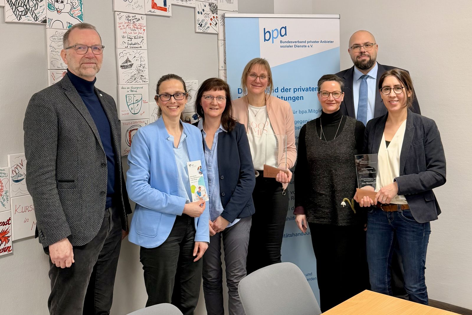 Von links: Jens Matschenz von der Vereinigung der Unternehmensverbände M-V, Dr. Wenke Kalweit von der BGF-Koordinierungsstelle M-V, Katrin Poppner und Carolin Lubetzki von den Pflegebienchen, Anja Schwelgin und Cornelia Bockholt von der HKP Bockholt sowie Dietmar Schmidt, Leiter der bpa-Landesgeschäftsstelle